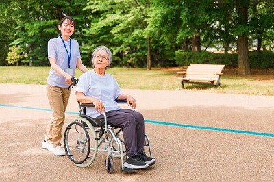 車椅子の女性イメージ