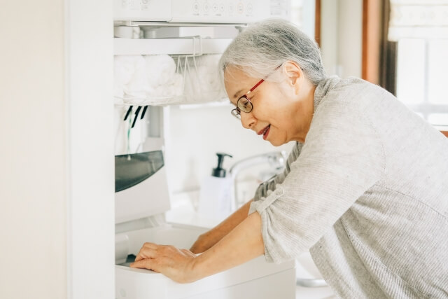 洗濯をする高齢の女性